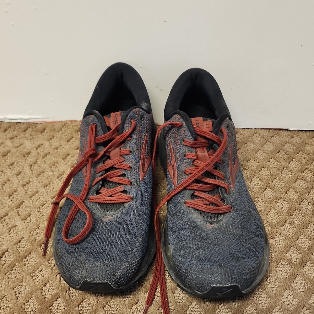 Brooks Men's Black and Red Athletic Shoes